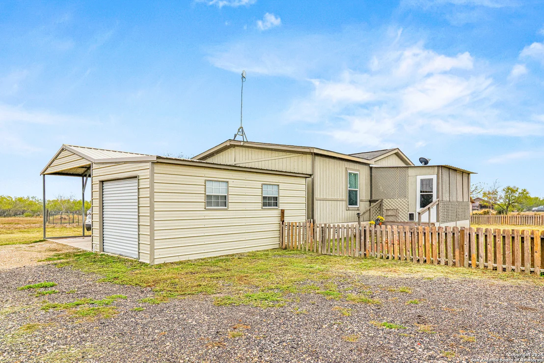 Photo of 609 Country Trail