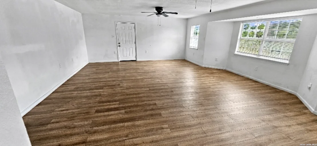Photo of 645 W BROADVIEW DR