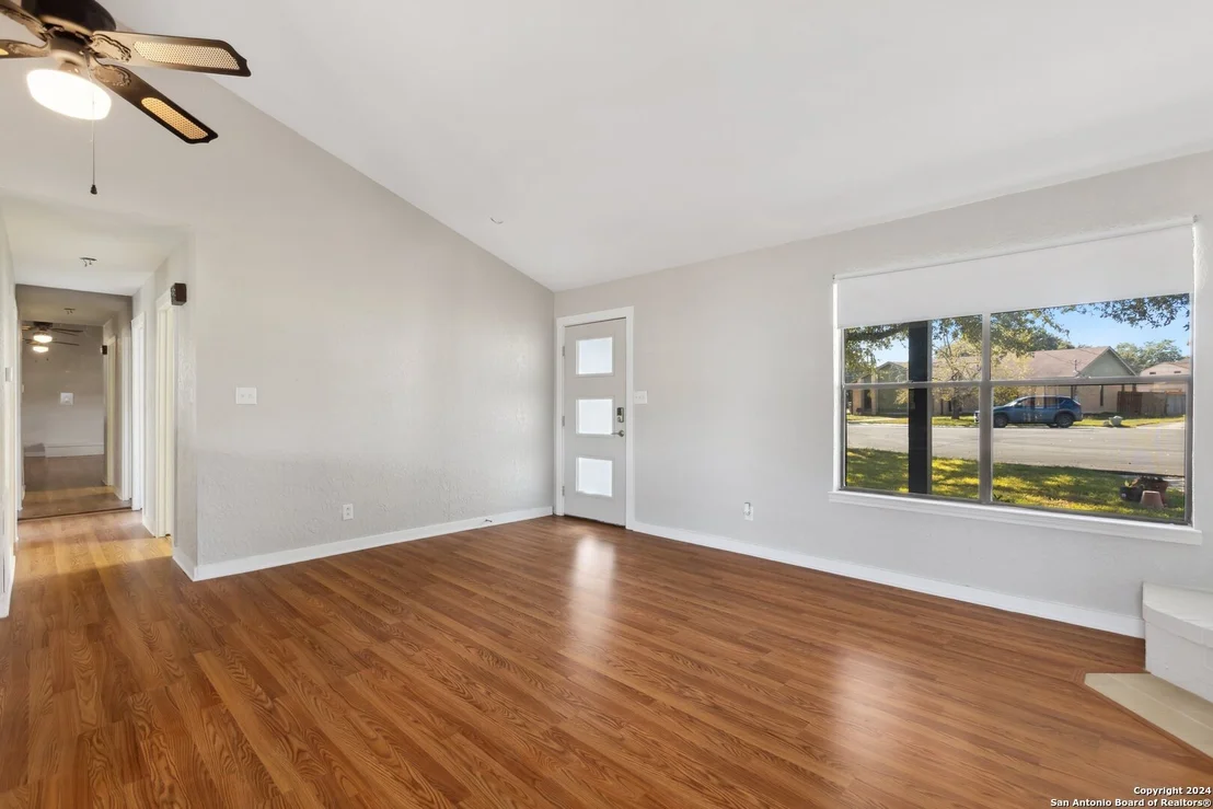 Photo of 8 ROSELAWN CIR