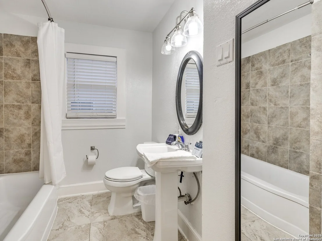 Photo of 337 W Hackberry St