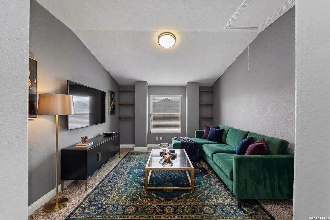Photo of 2522 Middleground
