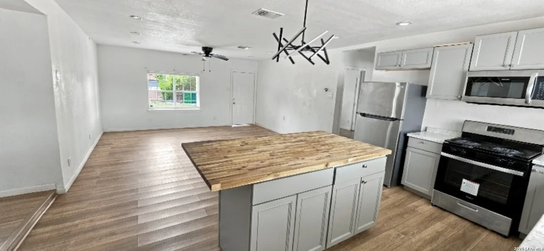 Photo of 645 W BROADVIEW DR