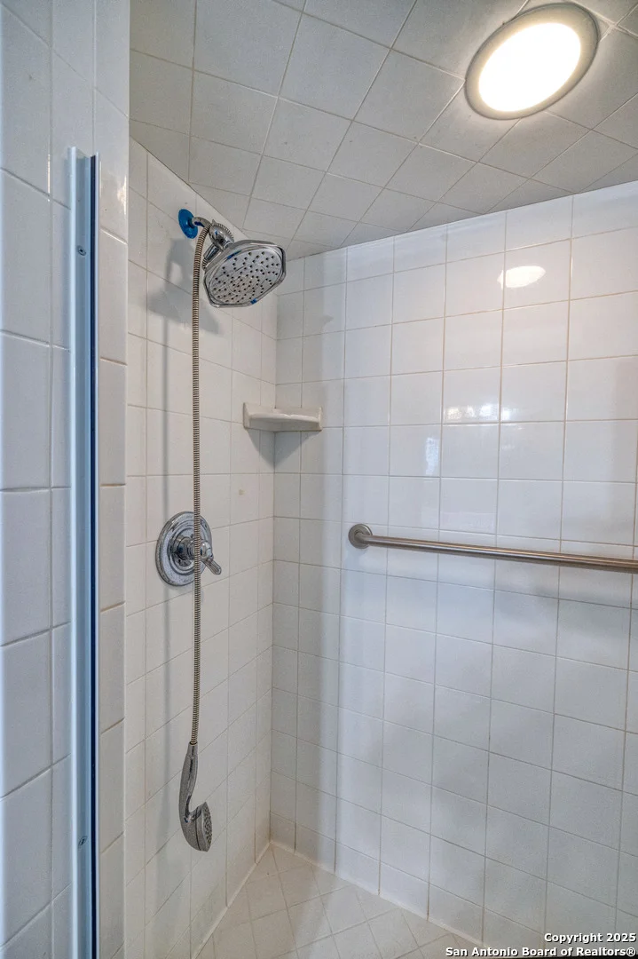 Photo of 6 Leona Heights