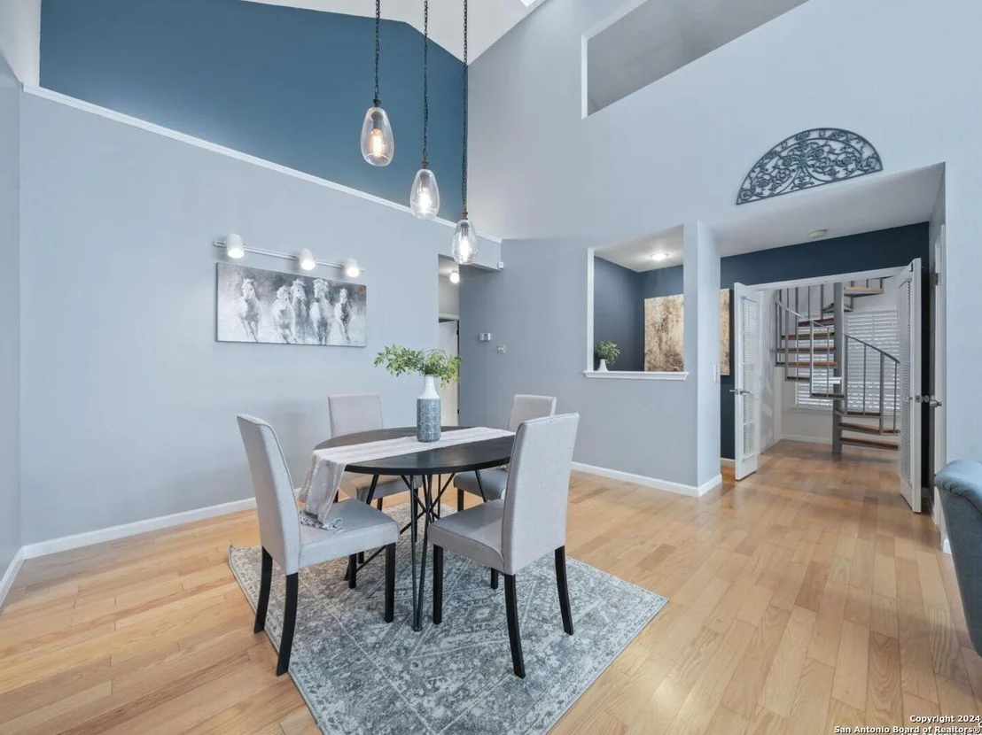 Photo of 2422 Pendant Oak