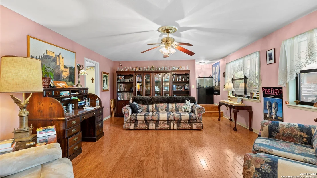 Photo of 949 Burges