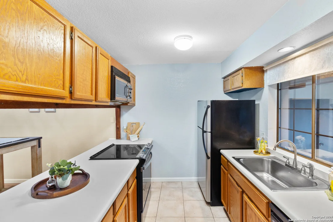 Photo of Unit 4 at 8611 Datapoint