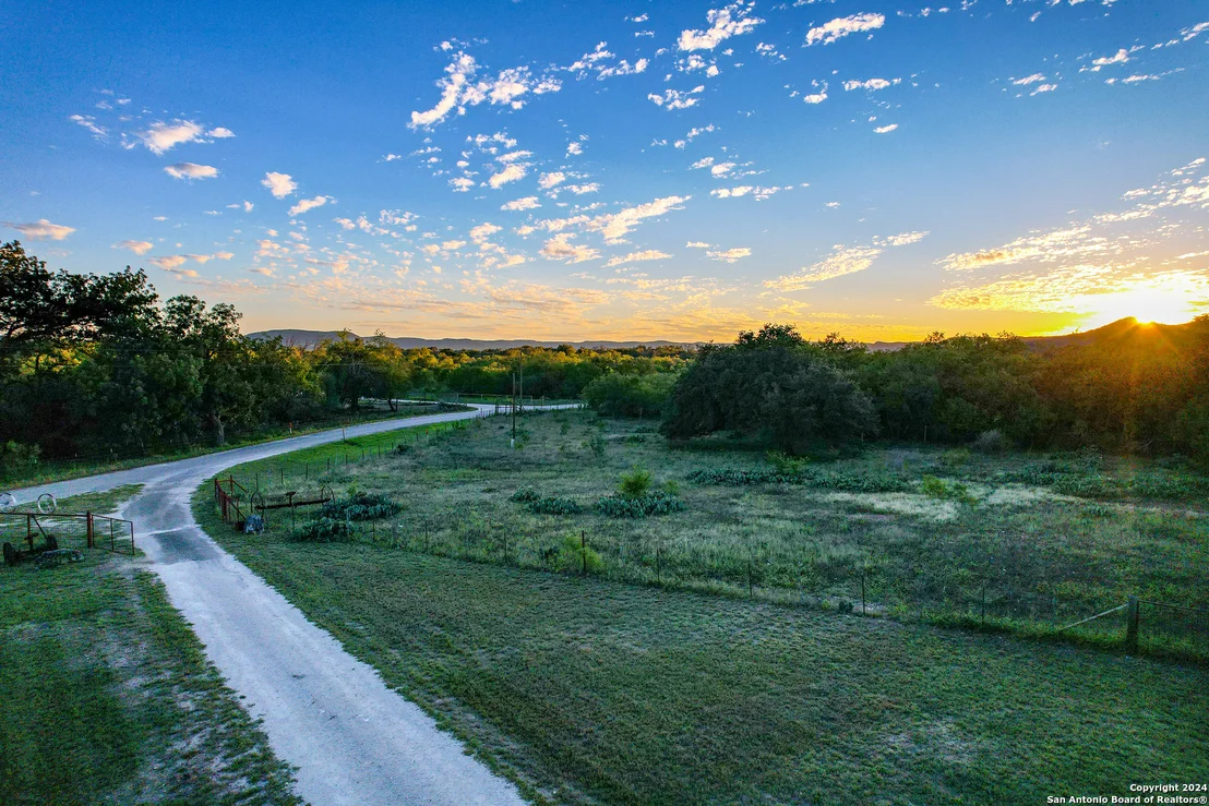 Photo of 609 B & R RD