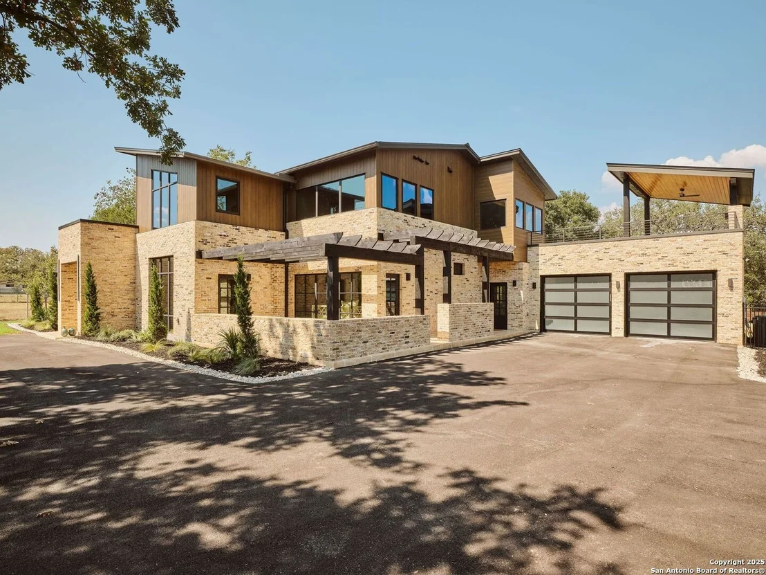 Photo of 353 Lakeview Blvd
