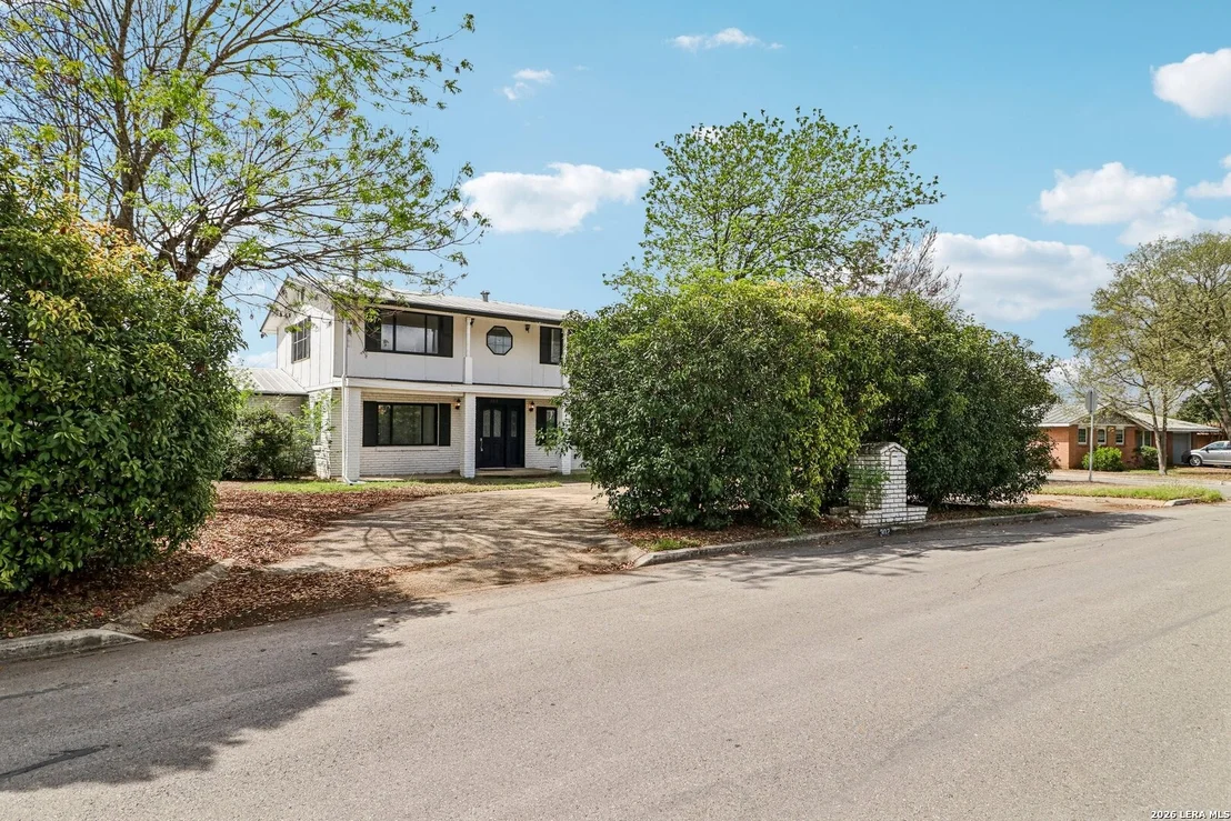 Photo of 302 WEATHERCOCK LN