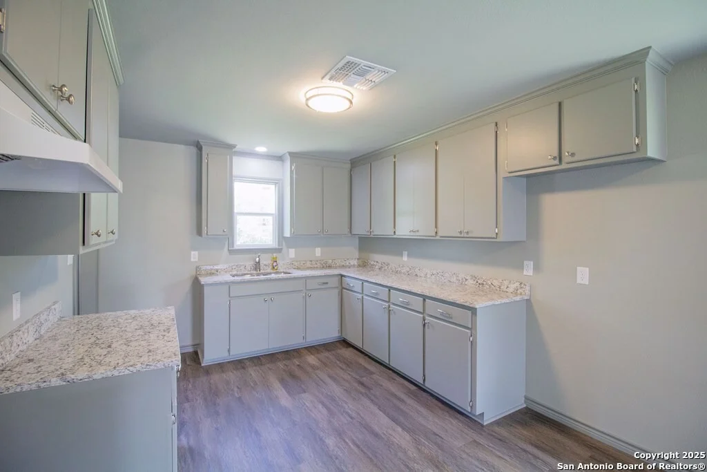 Photo of 806 W Powell