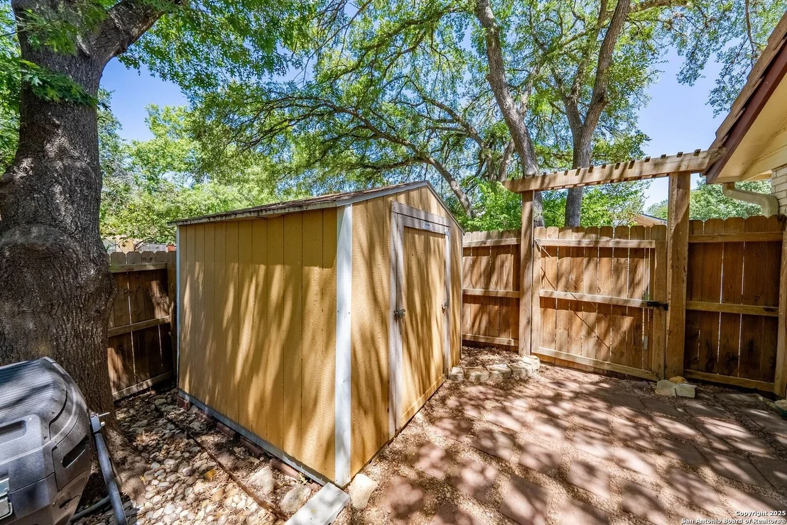 Photo of 15251 Oak Spring