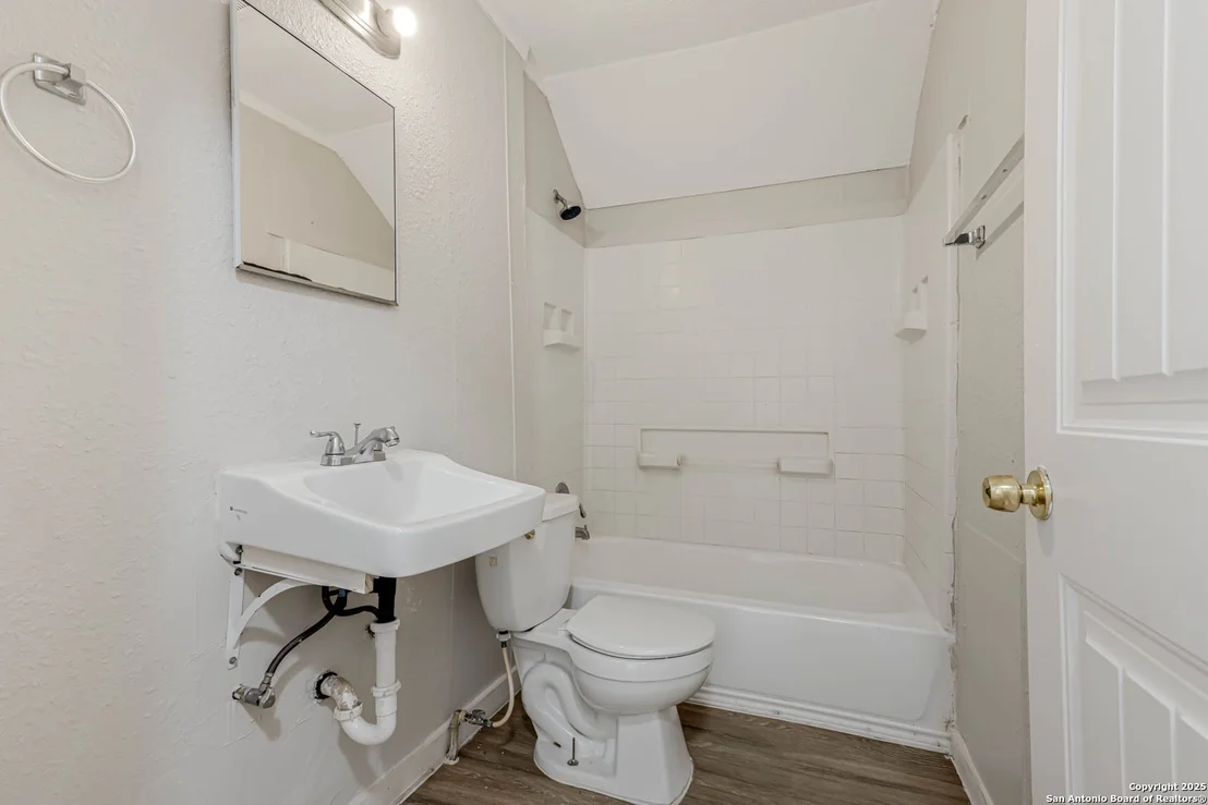 Photo of 835 Grosvenor