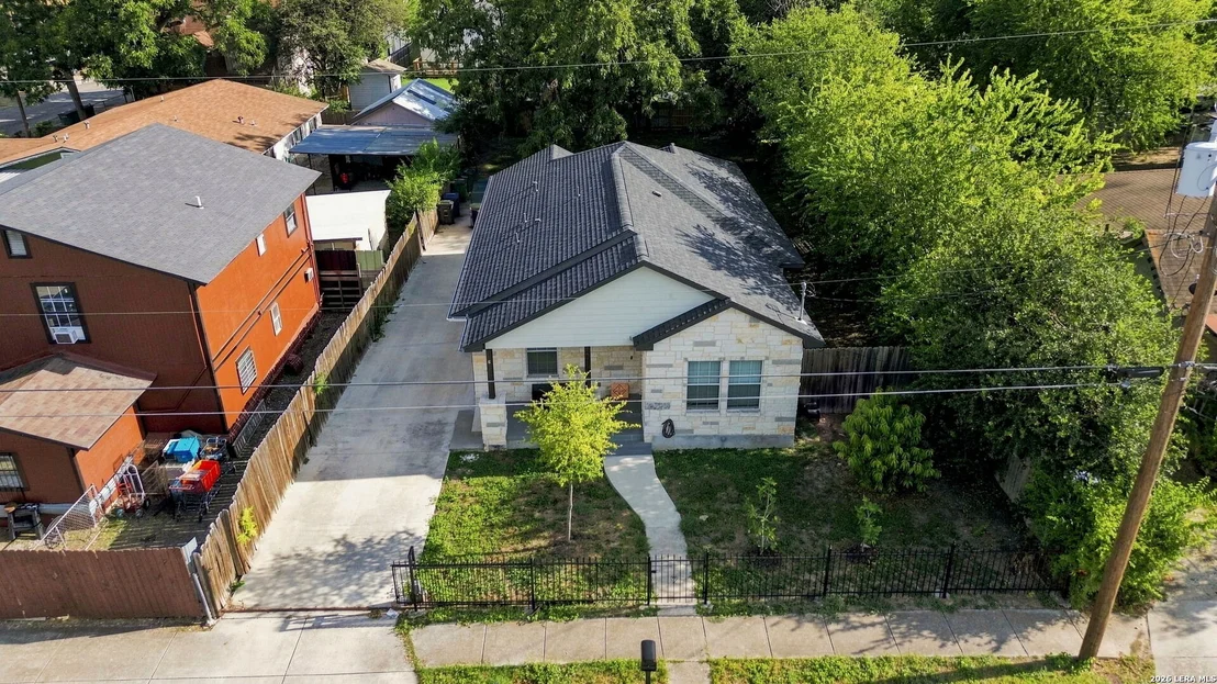 Photo of 212 W Baylor