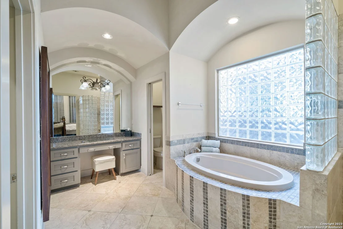 Photo of 8 Benchwood Cir