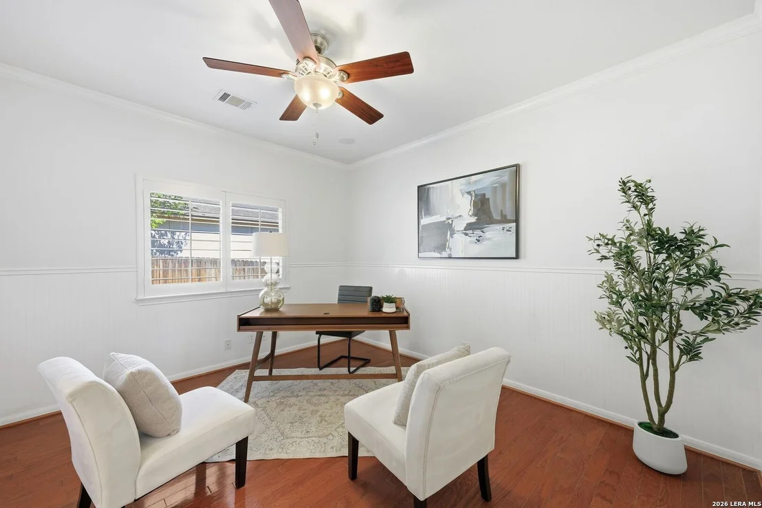 Photo of 831 Queens Oak