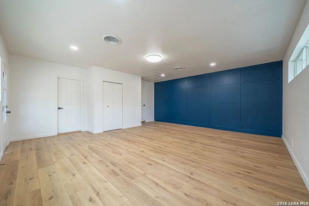Photo of 355 Donella