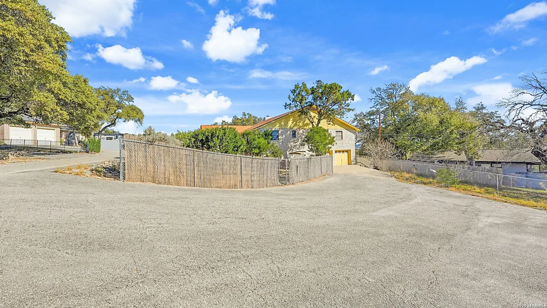 Photo of 132 W Outer Dr