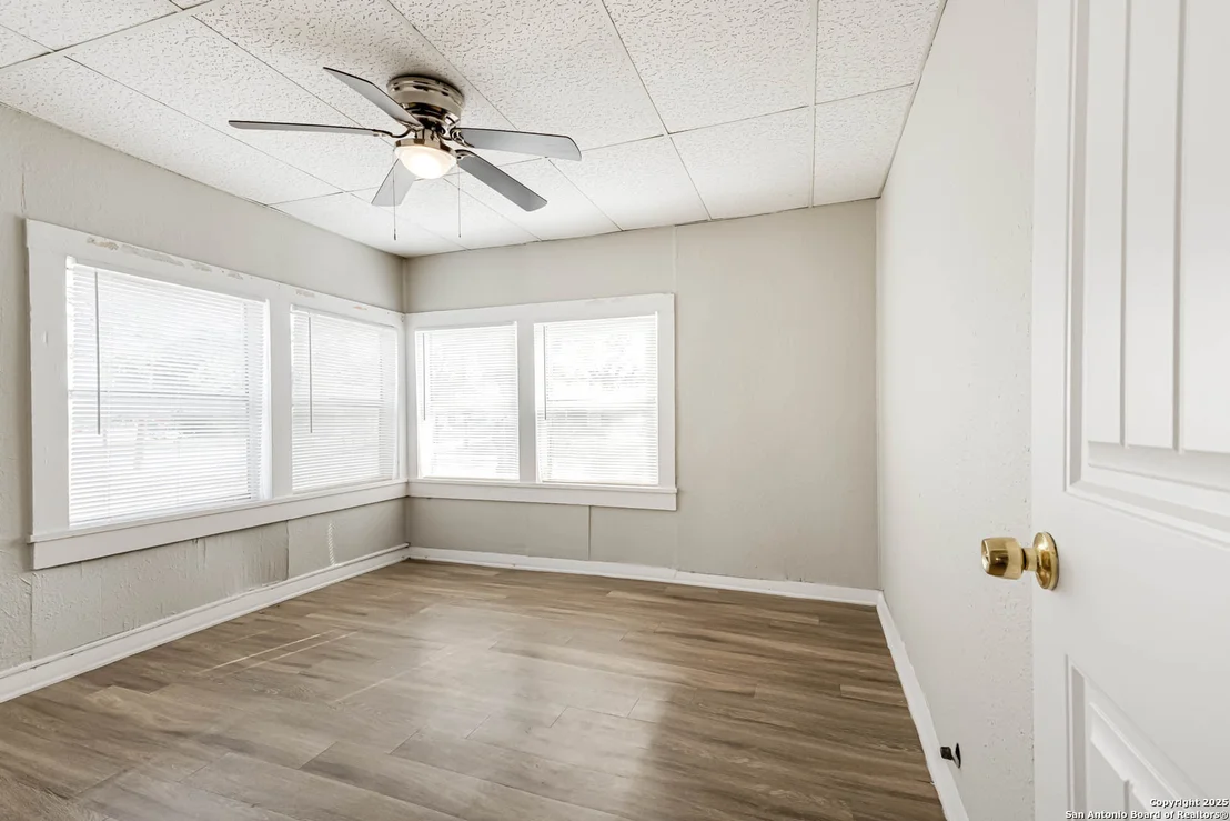 Photo of 835 Grosvenor