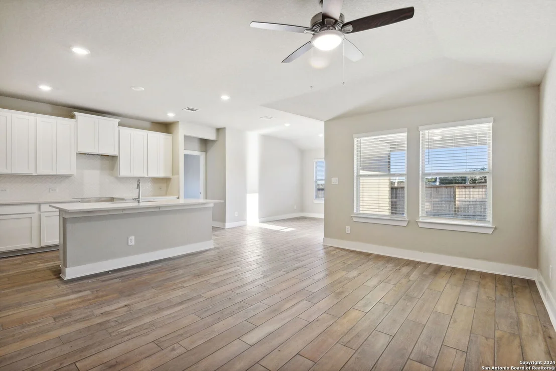 Photo of 6406 Comanche Sky