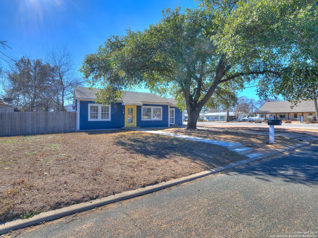 Photo of 337 W Hackberry St
