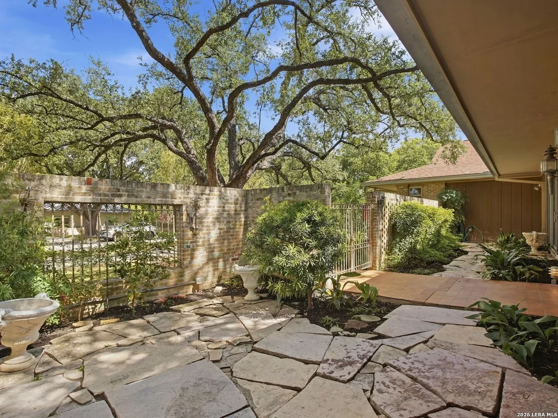 Photo of 122 LABURNUM DR