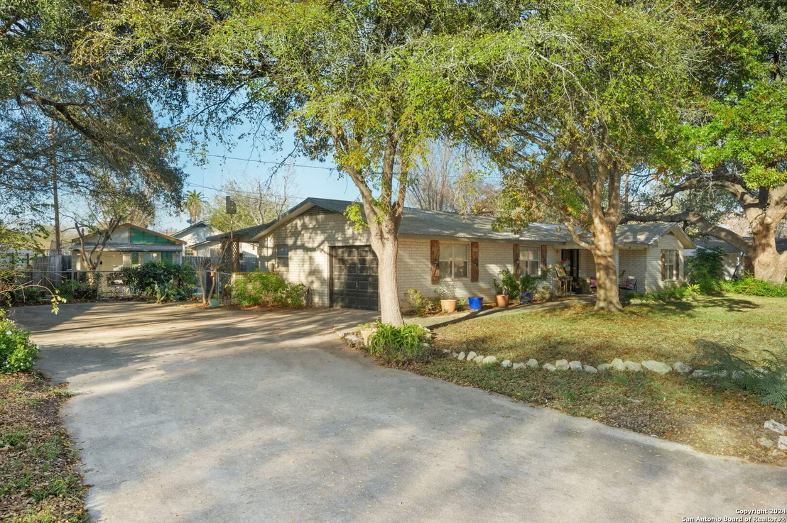 Photo of 1034 OAKCREST DR