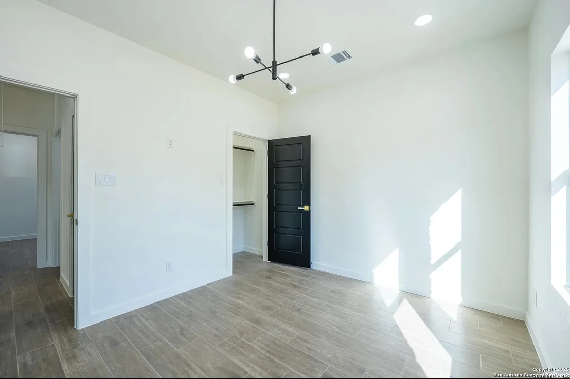 Photo of 229 Colonial Ln