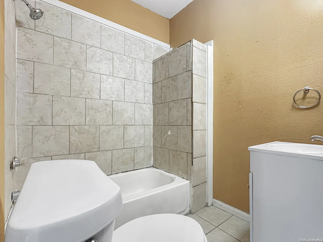 Photo of 423 Barrett Place