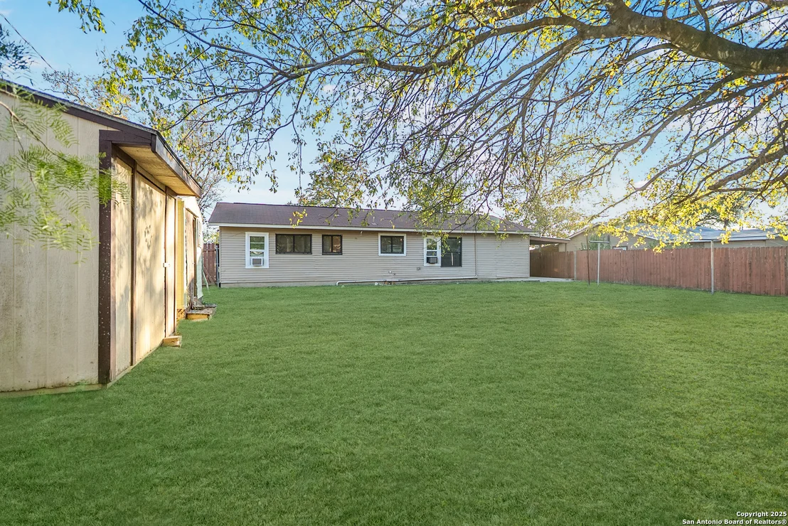 Photo of 5915 Middlefield