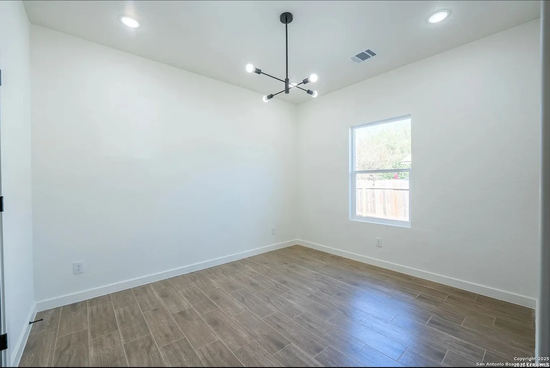 Photo of 229 Colonial Ln