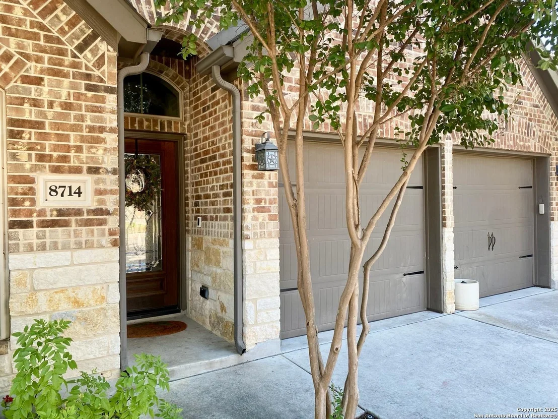 Photo of 8714 White Crown