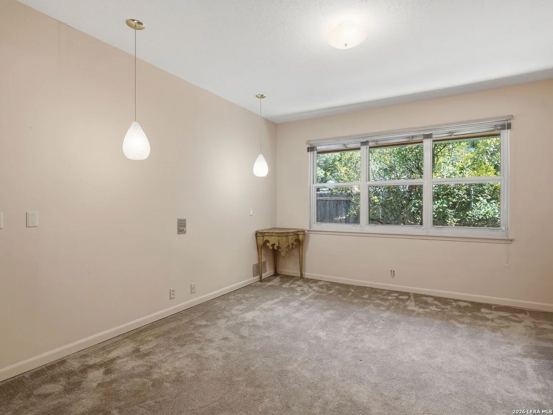 Photo of 122 LABURNUM DR