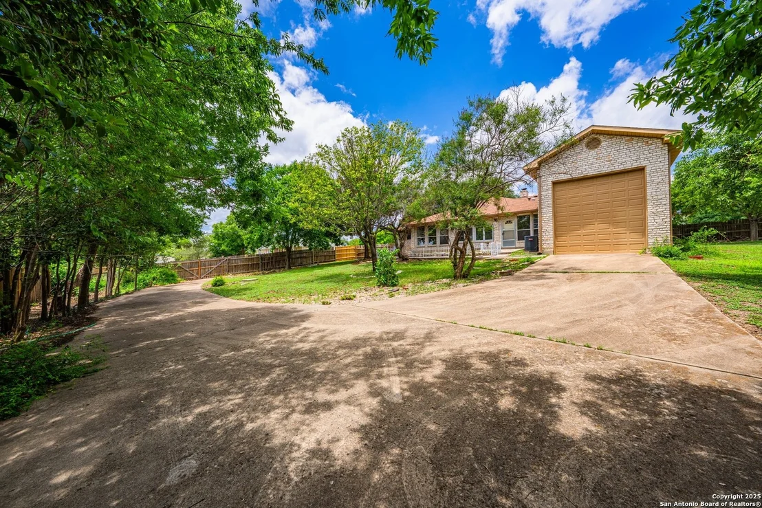 Photo of 301 Red Oak