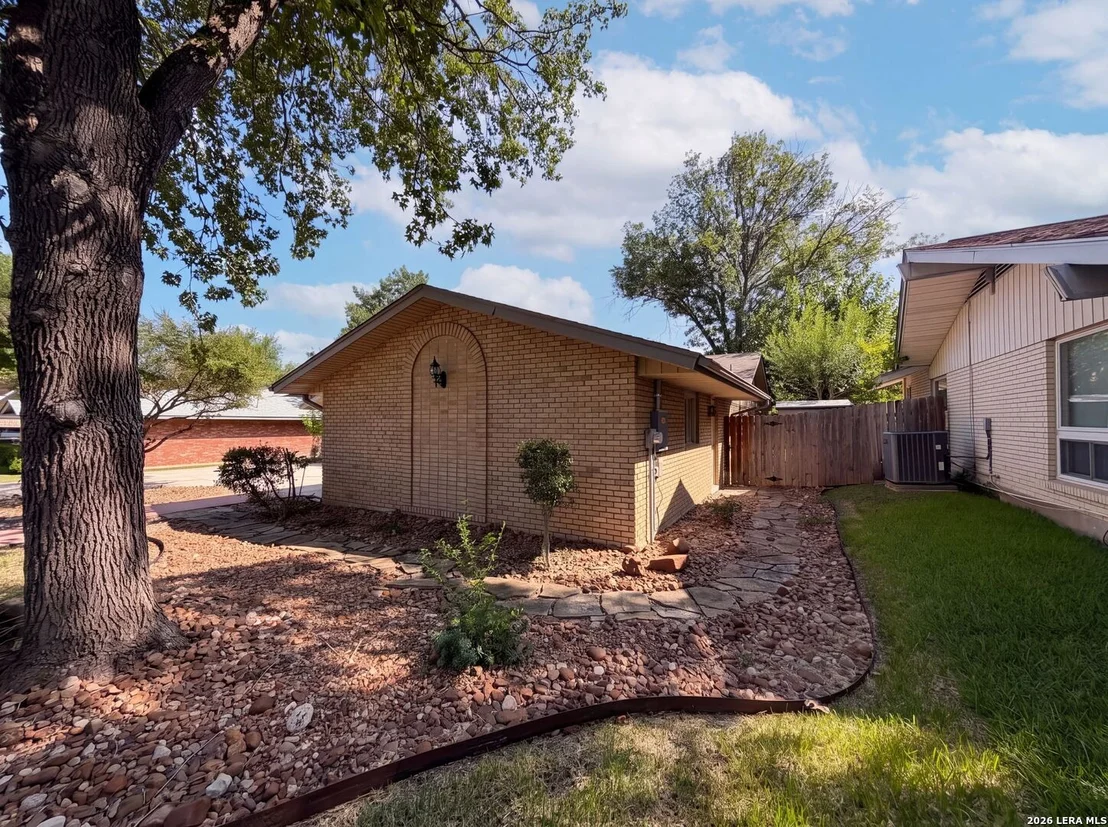 Photo of 326 DE SOTO DR
