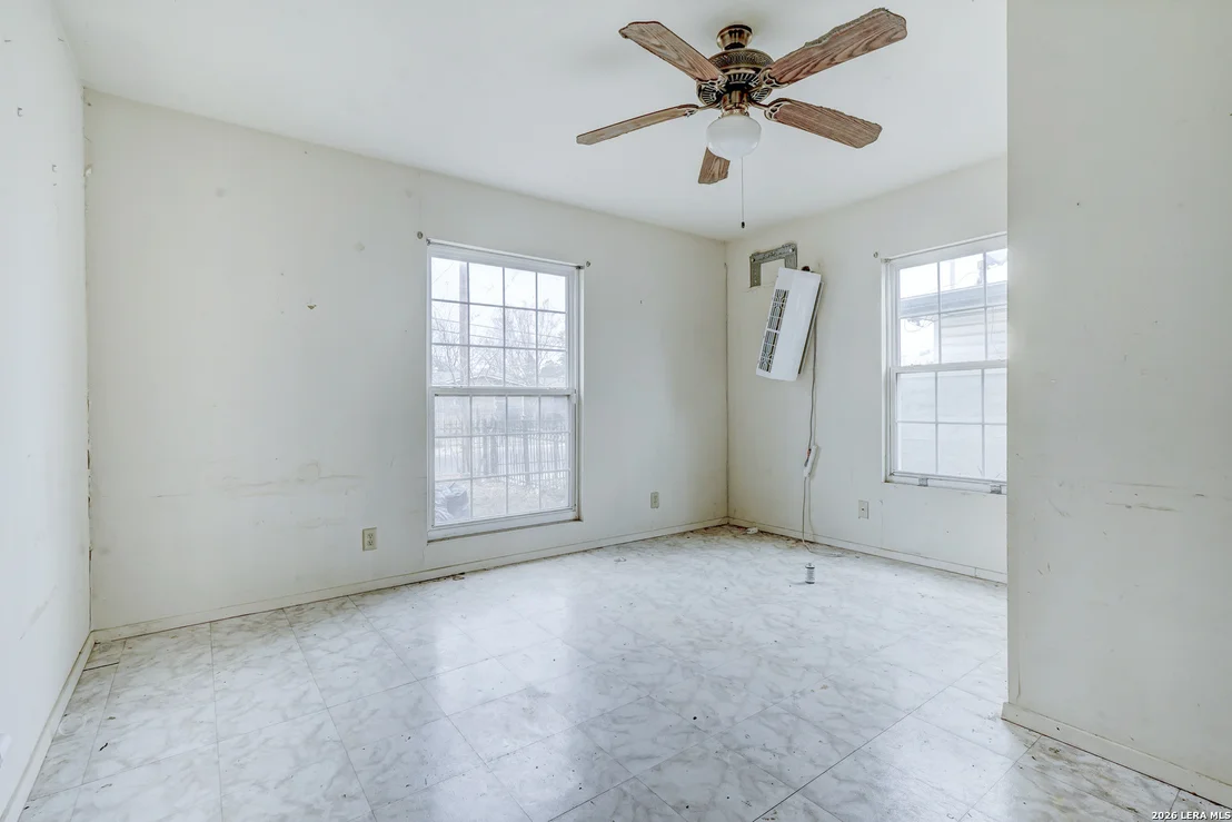 Photo of 318 VICKERS AVE