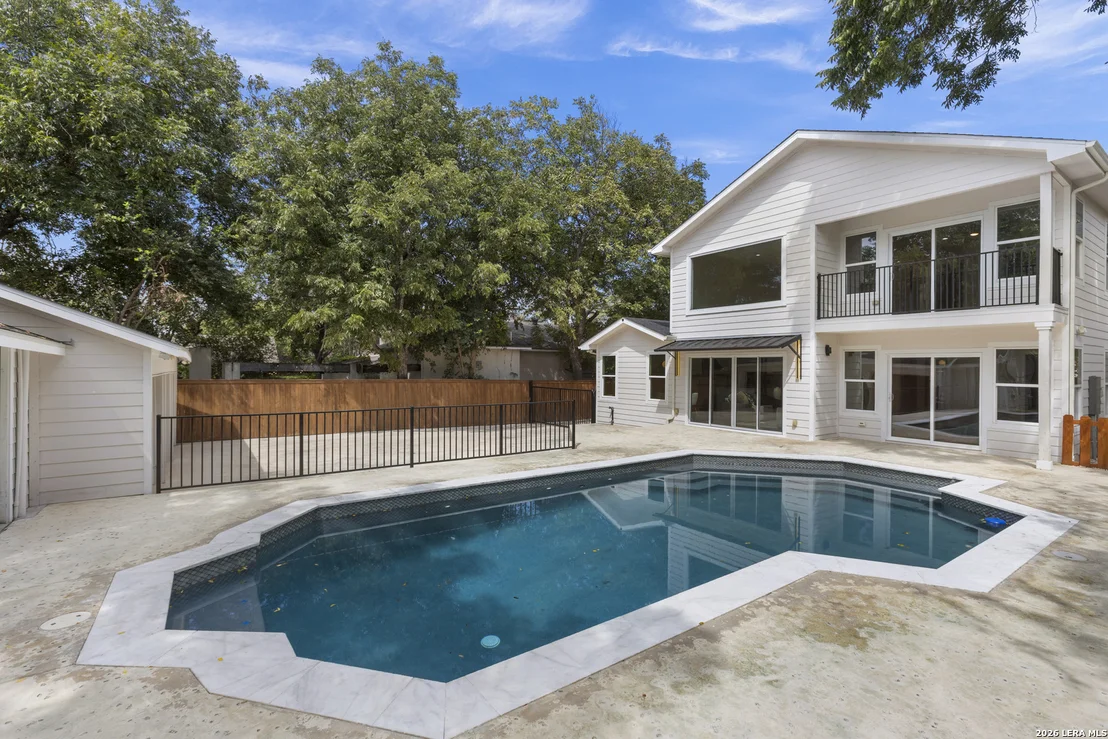 Photo of 114 CLOVERLEAF AVE