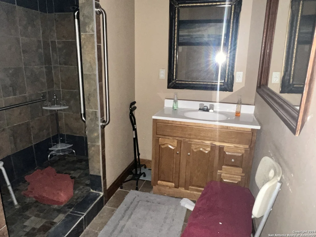 Photo of 290 River Oaks