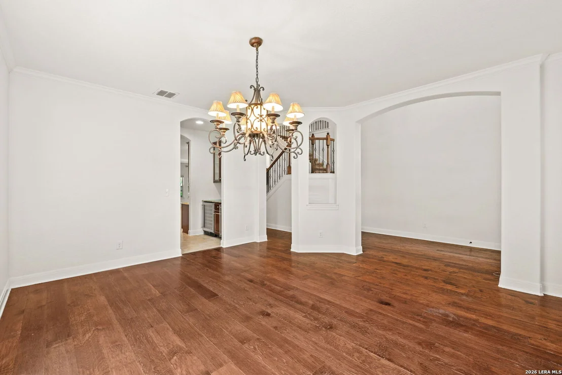 Photo of 221 WINDSOR DR