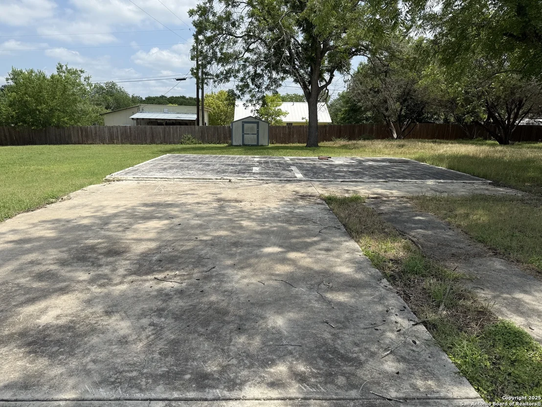 Photo of 1046 Peach Tree