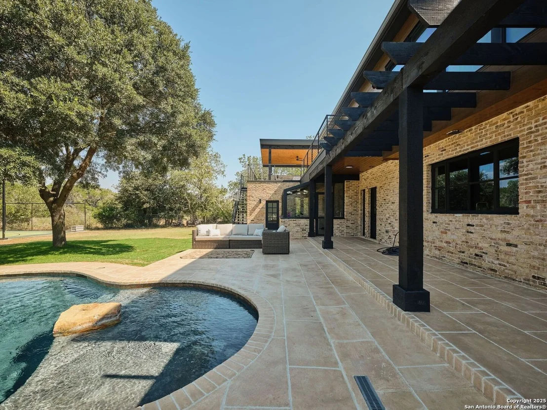 Photo of 353 Lakeview Blvd
