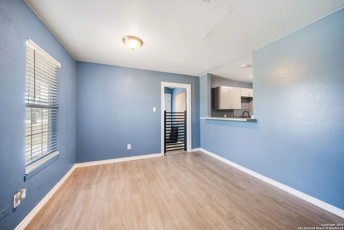 Photo of 915 Deely