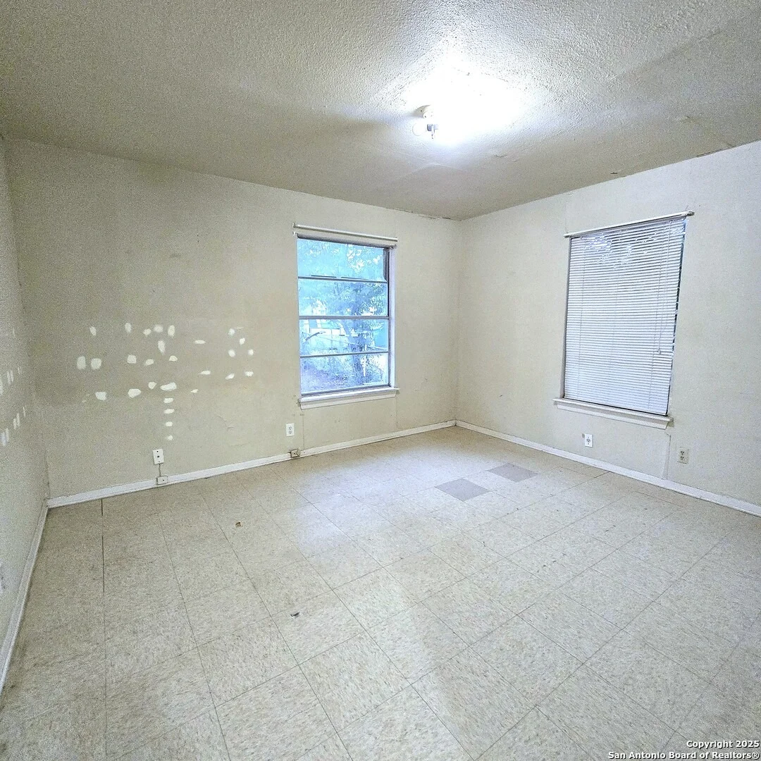 Photo of 4722 Lark