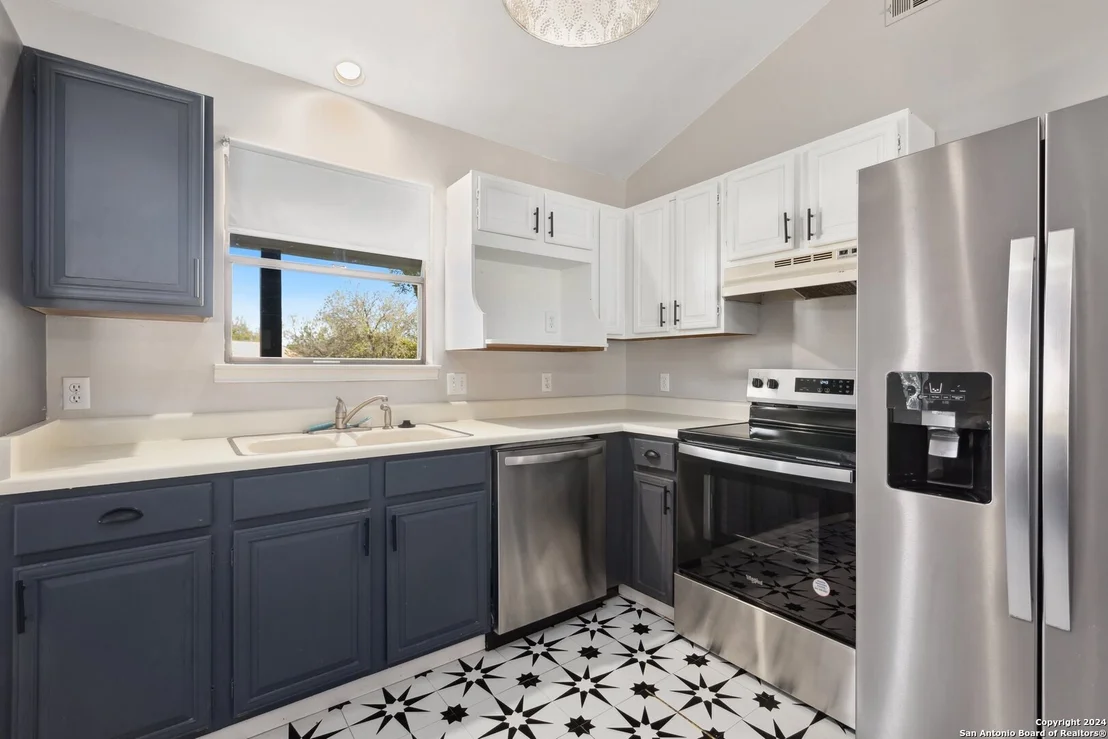 Photo of 8 ROSELAWN CIR