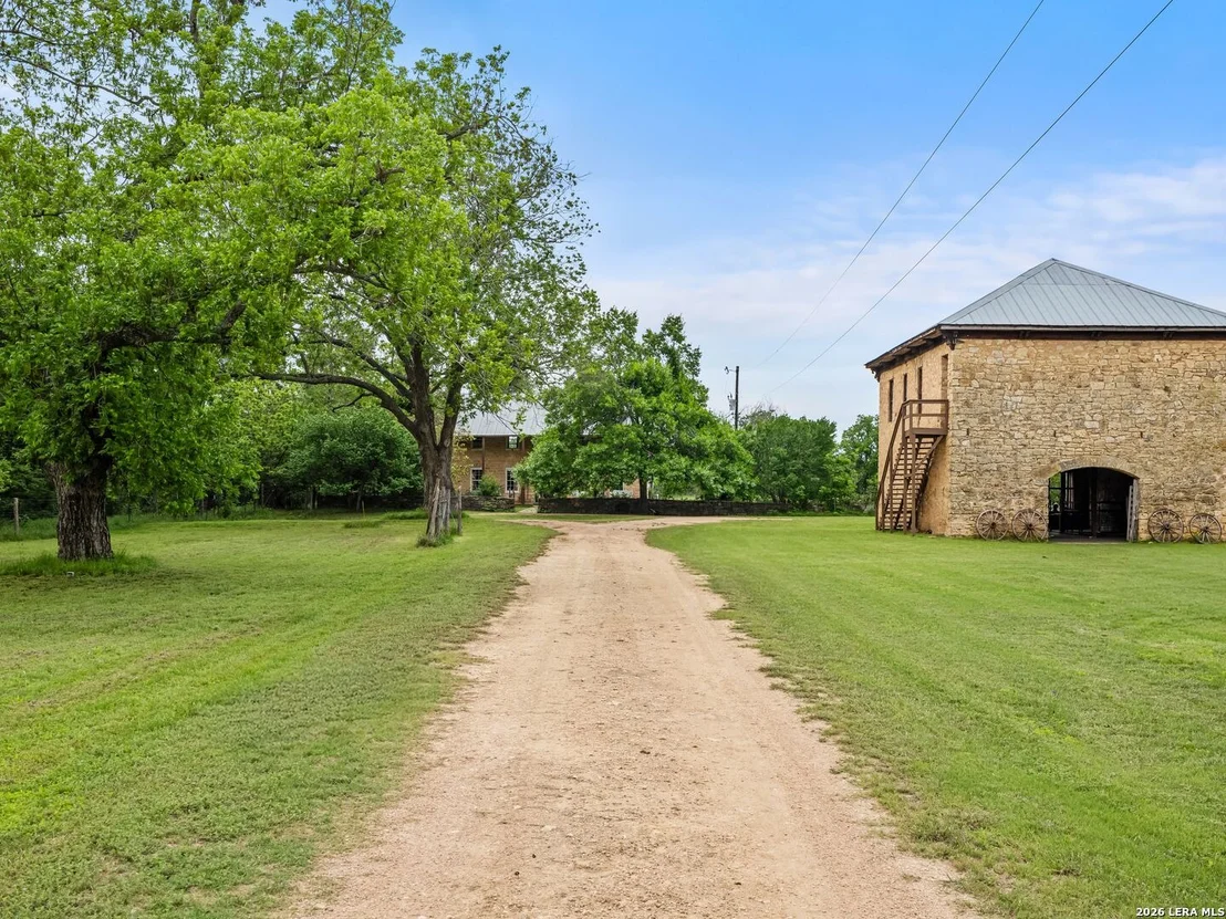 Photo of 426 RANCH ROAD 962 E