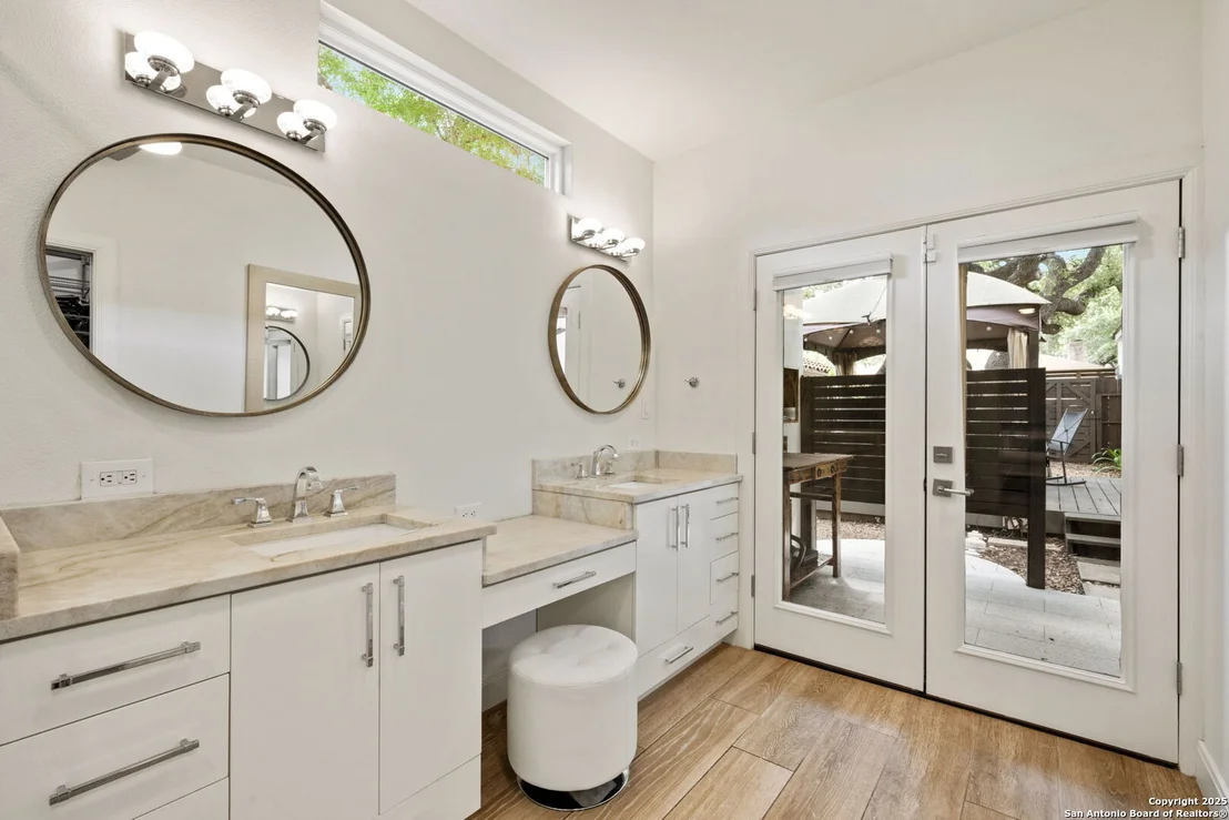 Photo of 3467 River Way