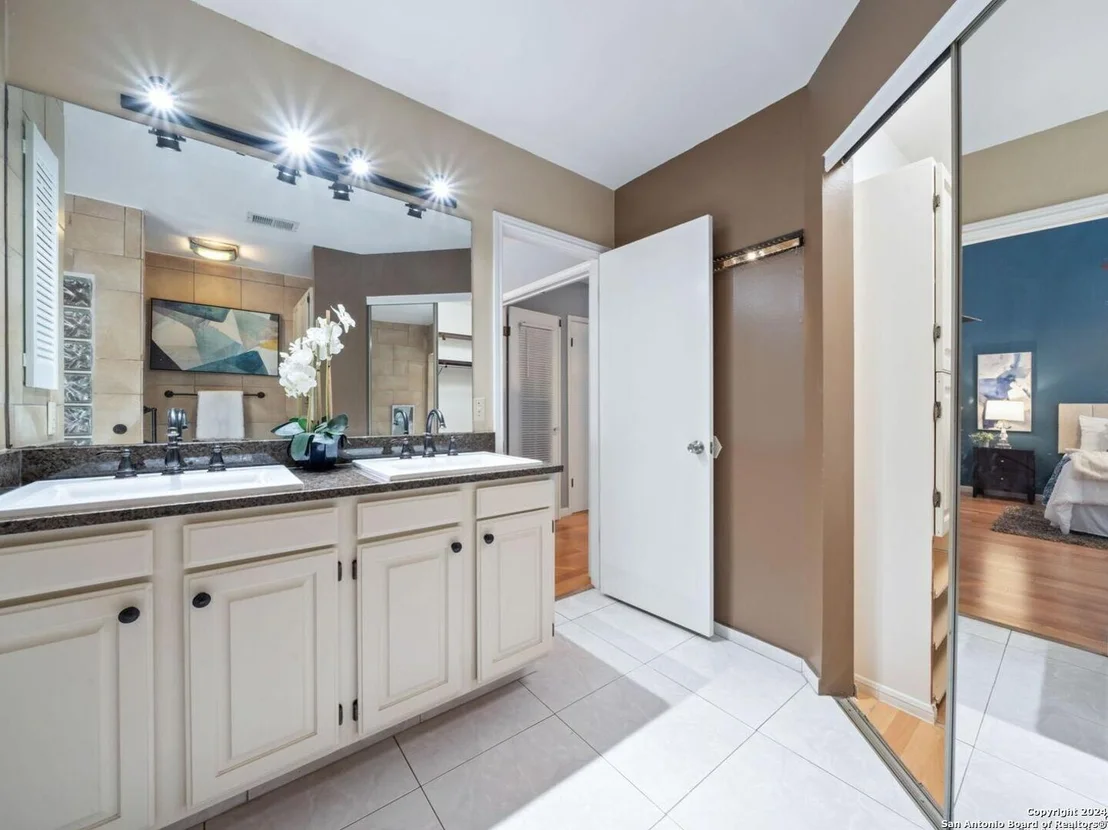 Photo of 2422 Pendant Oak
