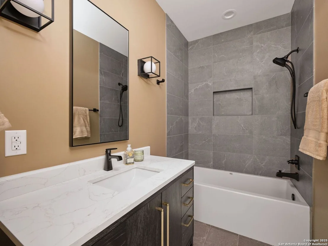 Photo of 353 Lakeview Blvd