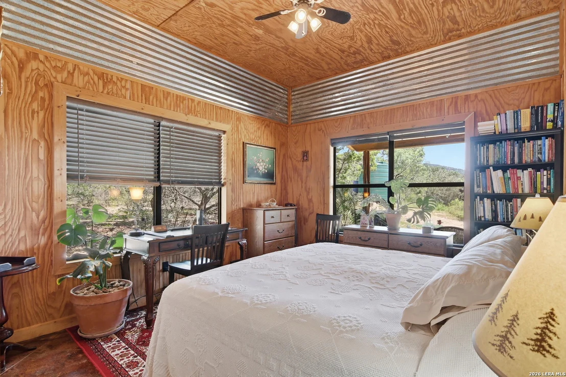 Photo of 423 KAHN RD