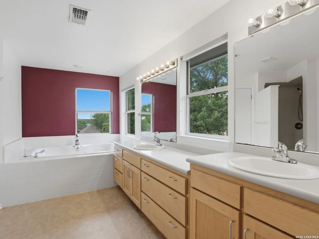 Photo of 968 Queens Dr.