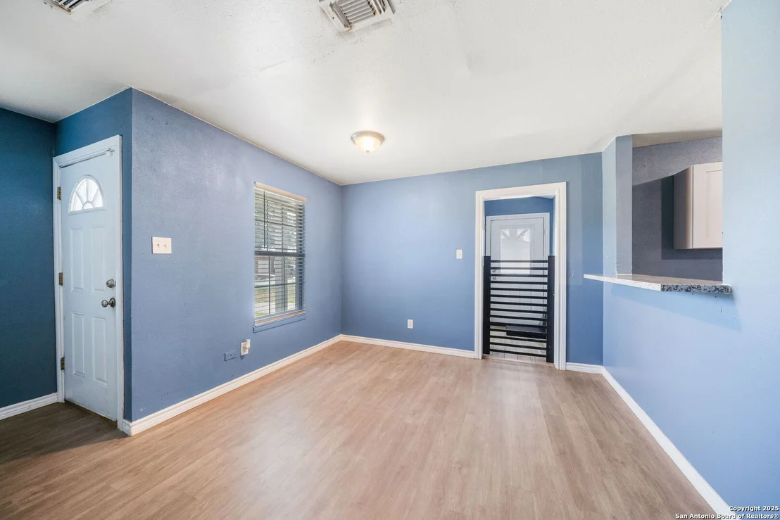 Photo of 915 Deely